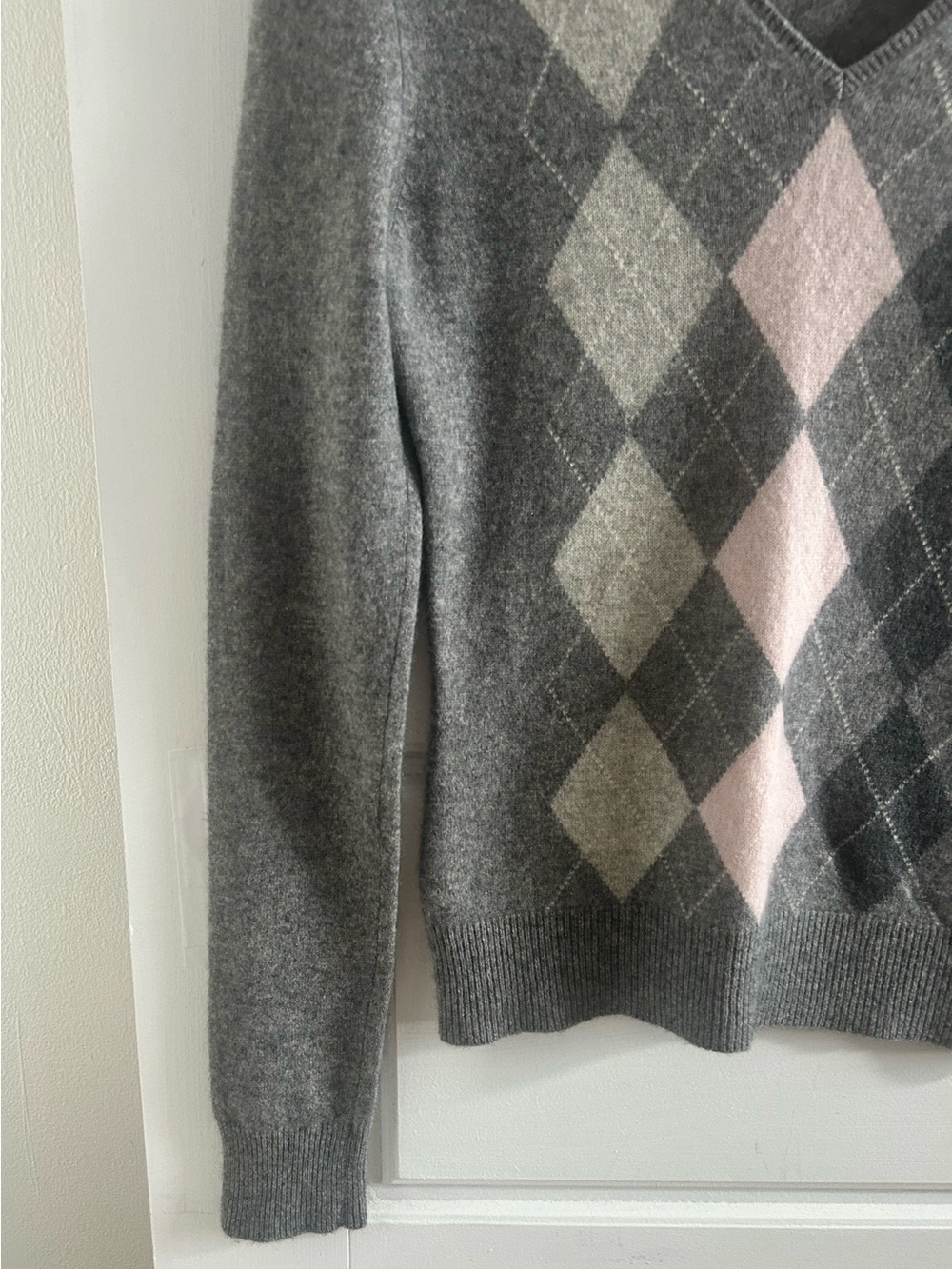 Apt. 9 100% Cashmere Argyle V-Neck Sweater Grey Pink Excellent Condition - Picture 3 of 8